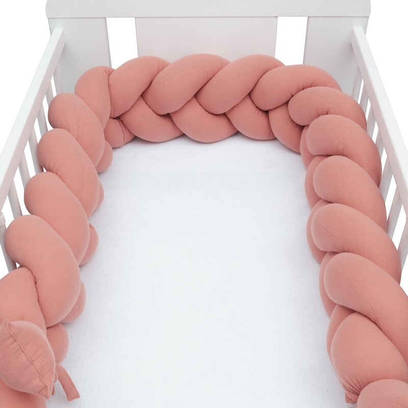 NEW BABY - Ochranný mantinel do postieľky vrkoč mušelínový ružový